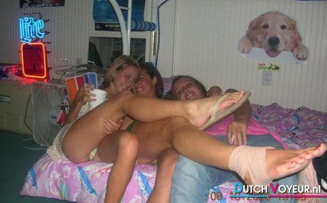 zalige mop staat stiekem voor een mooie spetterende G-string :P