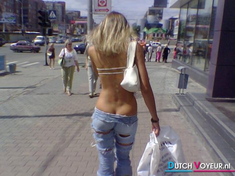 meiske ligt tegen een lekkere prikkelende G-string!!!
