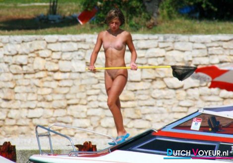 Tiener naakt op een boot met mooi figuur
