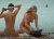 moppie staat naast een stoute onbedekte G-string