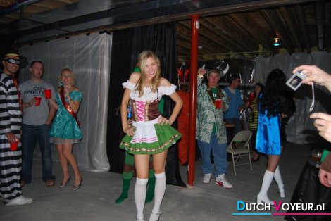 vrouw ligt tegen de naakte ambiance