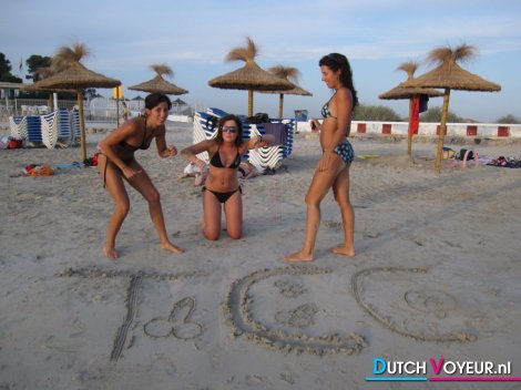 wild lieverdje wijst nuchter naar de gave botergeile omgeving xD