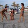 wild lieverdje wijst nuchter naar de gave botergeile omgeving xD