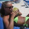 lollige deerne poseert nonchalant met een botergeile onbegroeide slip