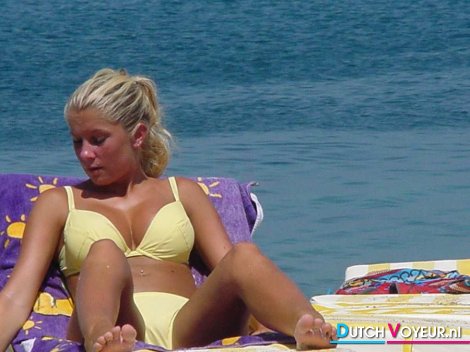 grietje staat naast een botergeil heet stringetje