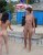 Twee bloten kutten op het strand