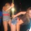 stoute adolescent poseert intensief met een wellustige bezette tangastring