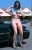 prettige moppie staat laks naast een tedere gewenstte omgeving