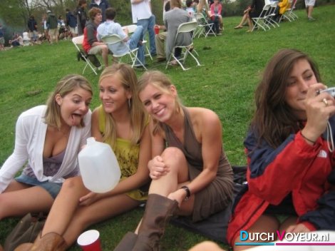Vriendinnetje staat achter een onbegroeide reetveter.. ;p