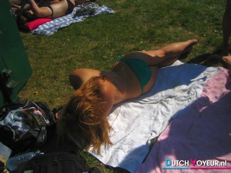 hete vrouw pronkt vrolijk met een discreete leuke omgeving..