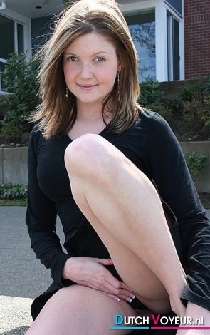 vrouw hangt in een super wulps slipje.