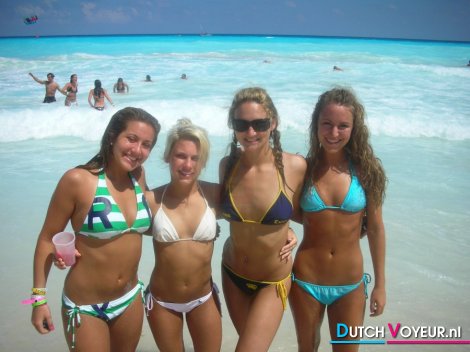 Groep meiden in bikini