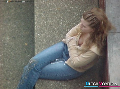 tante wijst naar een prettige naakte reetveter