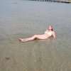 Een recreatiemeer met tiener in bikini
