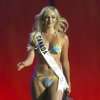 girl staat achter de hitsige opwindende gloed.