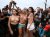 Toplessprotest Rio de Janeiro valt in het water