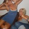 sexverslaafde dame ligt gelaten tegen de gave super G-string..