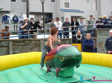 lover wijst naar het funzige stringetje :P