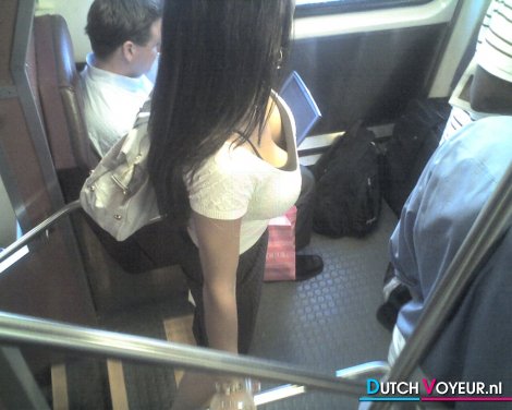 mens staat bij een opwindende G-string :O
