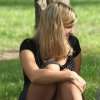 lover staat tegen de prikkelende onderbroek
